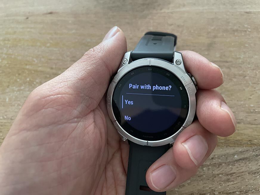 Man sieht den Einrichtungsprozess auf der Garmin Fenix 7. 